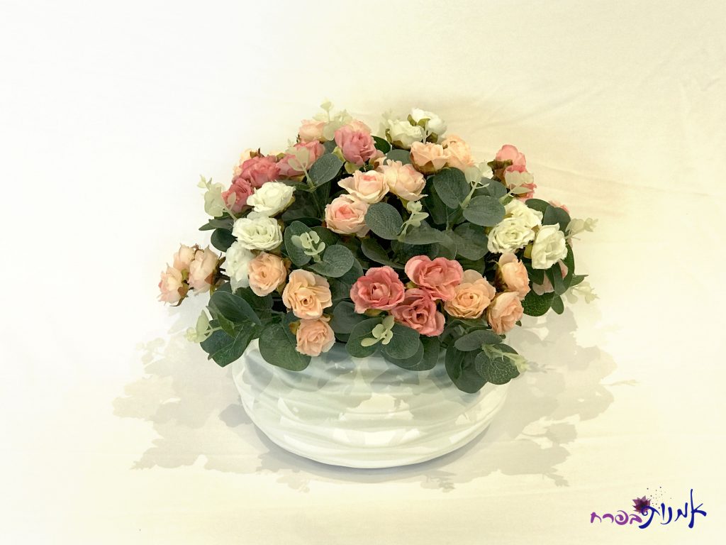 כלי חרס עגול עם ורדים קטנים