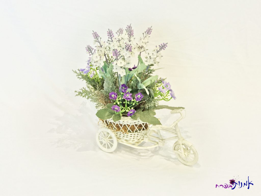כלי אופניים לבן עם פרחים בגווני סגול לבן