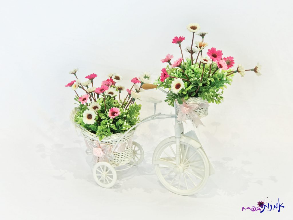 אופניים עם פרחי משי