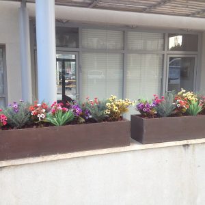 אדניות עם פרחים מלאכותיים - צמחיה מלאכותית למרפסת