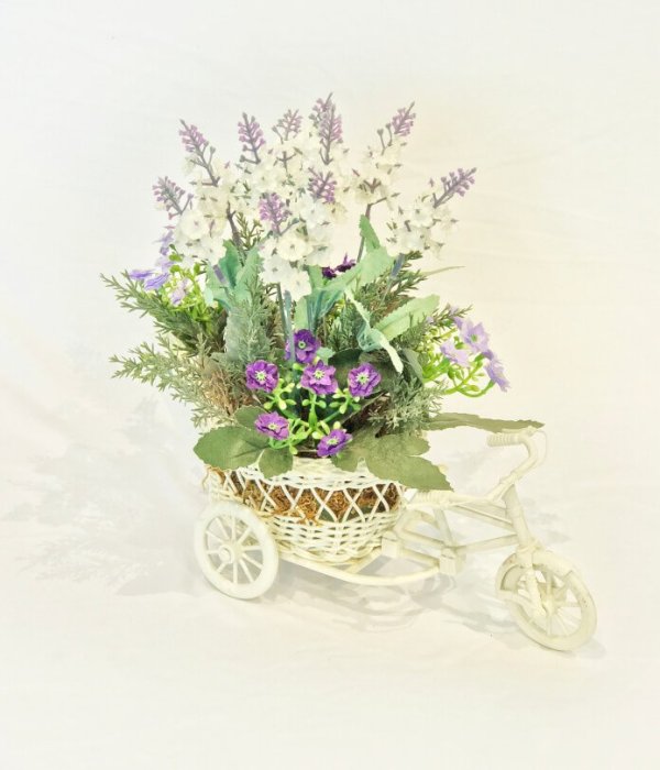 כלי אופניים לבן עם פרחים בגווני סגול לבן